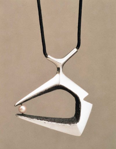 pendant/necklace: silver, pearl