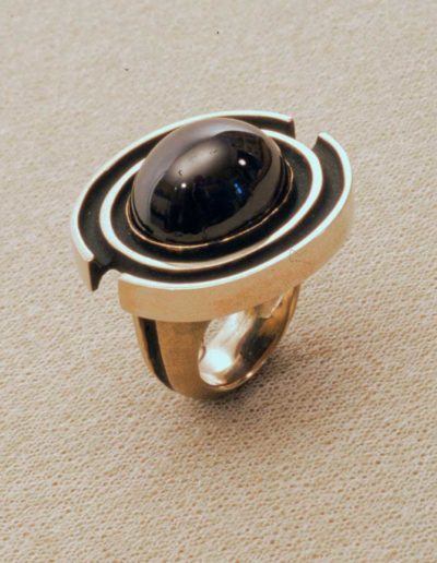 ring: white gold, star garnet